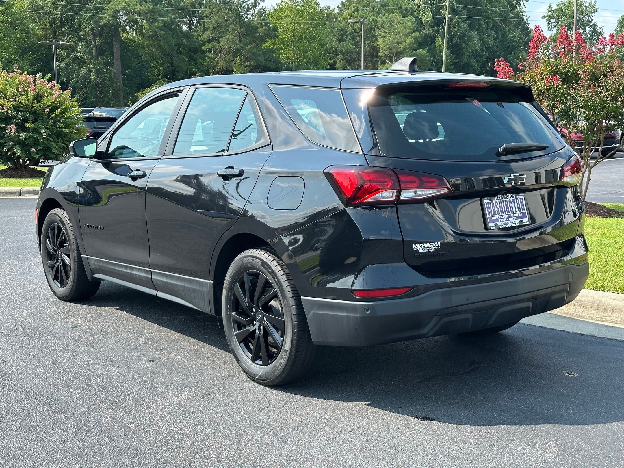 Used 2023 Chevrolet Equinox LS w/ Midnight Edition FWD image 7