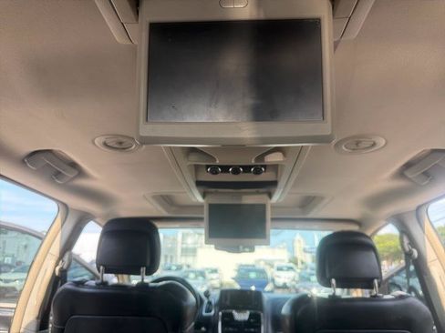 Used 2014 Chrysler Town & Country Limited w/ Luxury Group FWD image 28
