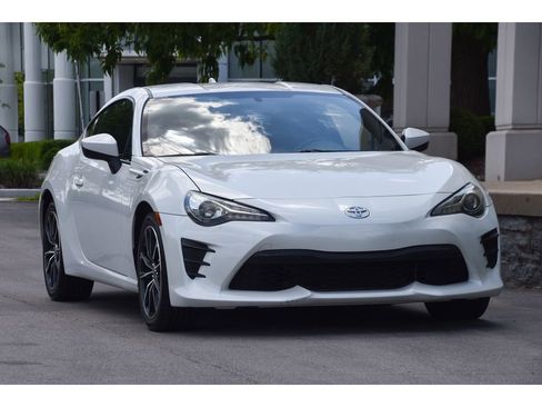Used 2017 Toyota 86 RWD image 2