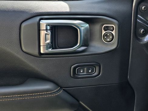 Used 2025 Jeep Wrangler Unlimited Sahara image 33