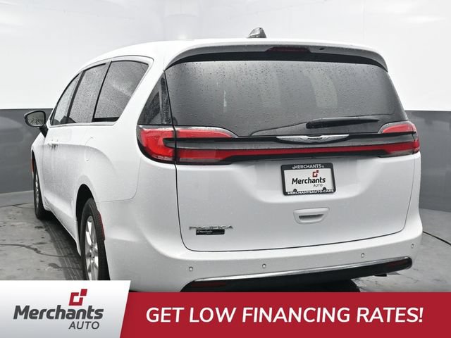 Used 2024 Chrysler Pacifica Touring-L FWD image 5
