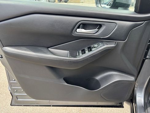 Used 2025 Nissan Rogue SV FWD image 18