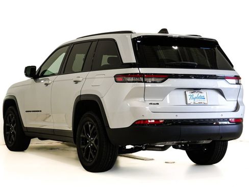 Used 2024 Jeep Grand Cherokee Altitude AWD/4WD image 8