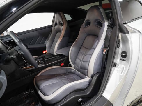 Used 2020 Nissan GT-R Premium AWD/4WD image 9