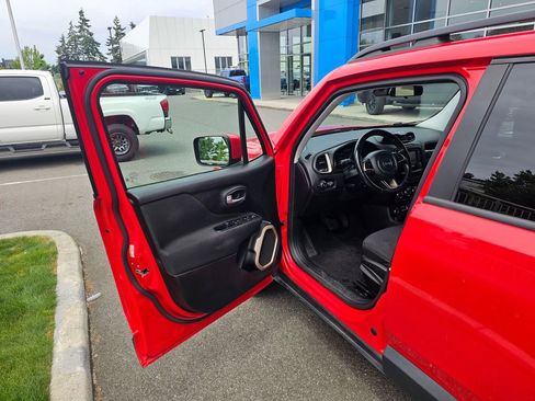 Used 2016 Jeep Renegade Latitude AWD/4WD image 17