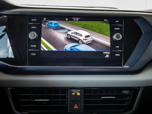 Used 2022 Volkswagen Taos SE w/ Panoramic Sunroof Package FWD image 42