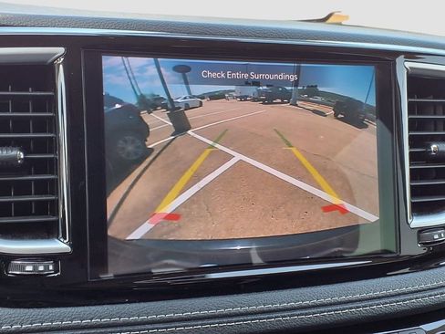 Used 2023 Chrysler Pacifica Limited FWD image 11