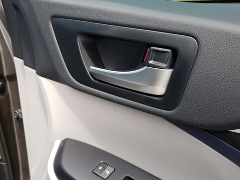Used 2019 Toyota Highlander XLE FWD image 42