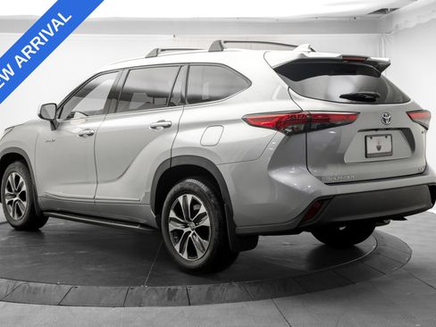 Used 2021 Toyota Highlander XLE AWD/4WD image 5