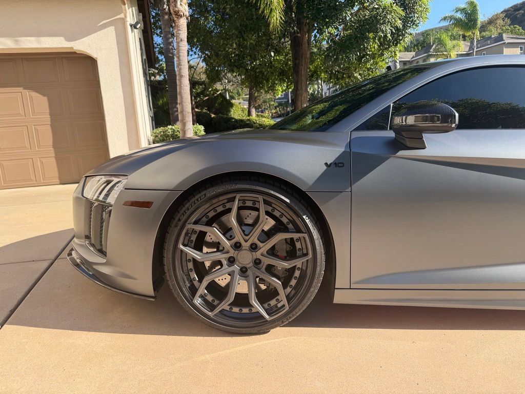 Used 2017 Audi R8 V10 w/ Carbon Exterior Package AWD/4WD image 8
