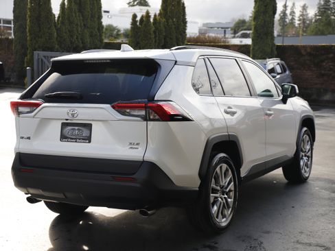 Used 2022 Toyota RAV4 XLE Premium image 8