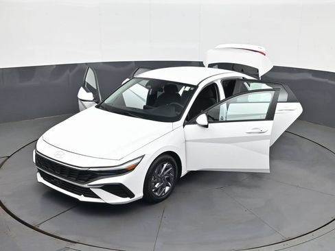 Certified 2024 Hyundai Elantra SEL FWD image 31