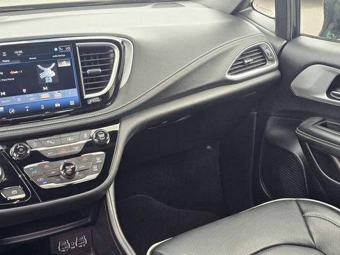 Used 2025 Chrysler Pacifica Limited FWD image 18