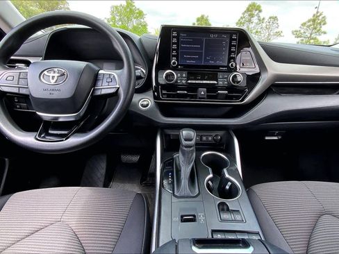 Used 2021 Toyota Highlander L image 15