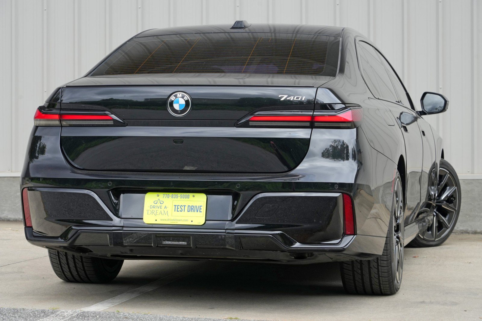 Used 2023 BMW 740i w/ Parking Assistance Package RWD image 5