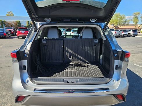 Used 2023 Toyota Highlander Platinum AWD/4WD image 6