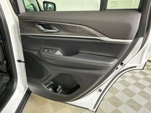 Used 2025 Jeep Grand Cherokee Limited w/ Black Appearance Package AWD/4WD image 18