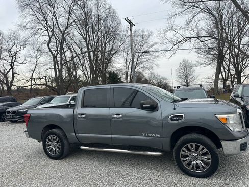 Used 2017 Nissan Titan SV image 4