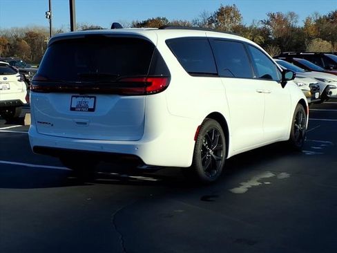 New 2026 Chrysler Pacifica Select w/ S Appearance Package image 15