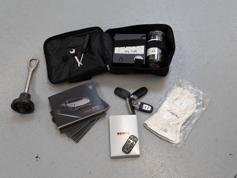 Used 2018 Lamborghini Aventador S image 24