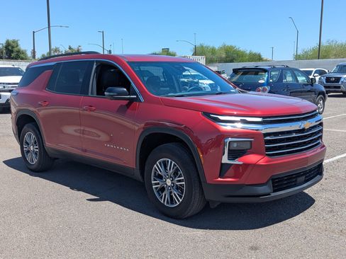 Used 2025 Chevrolet Traverse LT w/ Driver Confidence Package FWD image 7