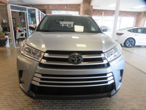 Used 2018 Toyota Highlander XLE AWD/4WD image 2