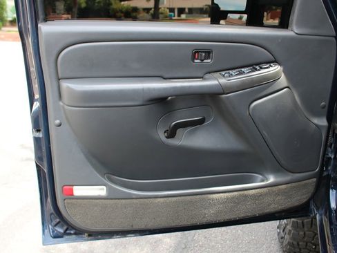 Used 2005 GMC Sierra 2500 SLE w/ Heavy-Duty Power Package AWD/4WD image 10