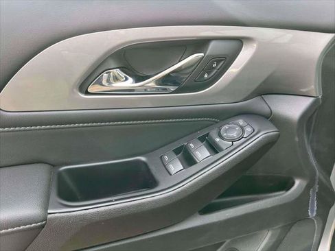 Used 2023 Chevrolet Traverse LT w/ Rear Camera Mirror Package image 16