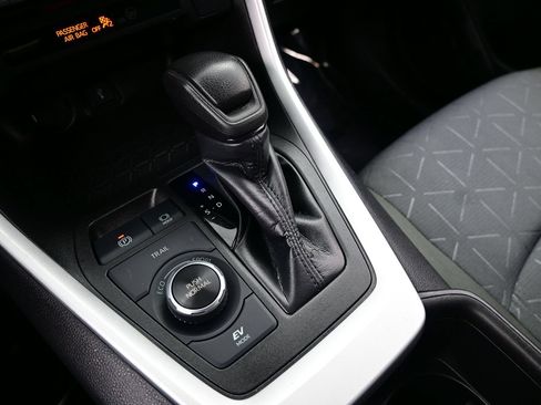 Used 2022 Toyota RAV4 XLE AWD/4WD image 21