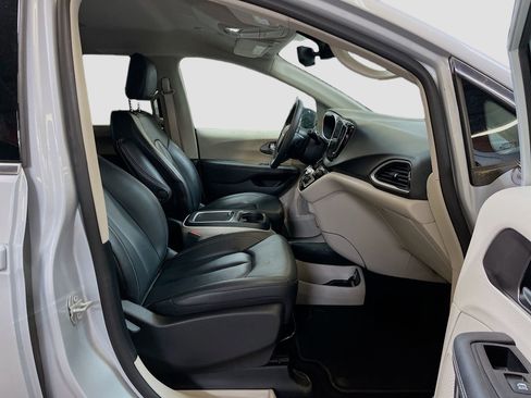 Used 2024 Chrysler Pacifica Touring-L FWD image 28