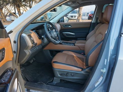 Used 2025 Nissan Pathfinder Platinum image 2