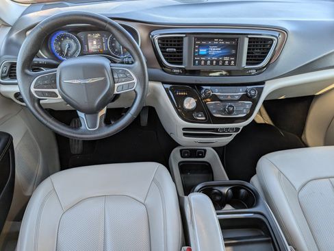 Used 2021 Chrysler Voyager Lxi image 10