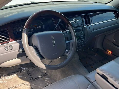 Used 2009 Lincoln Town Car Signature Limited image 12