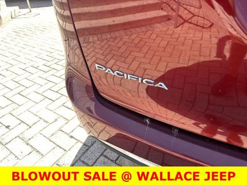Used 2020 Chrysler Pacifica Limited w/ Advanced Safetytec Group FWD image 9