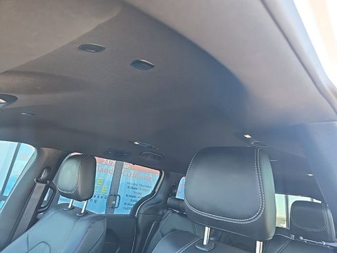 Used 2025 Chrysler Pacifica Select FWD image 36