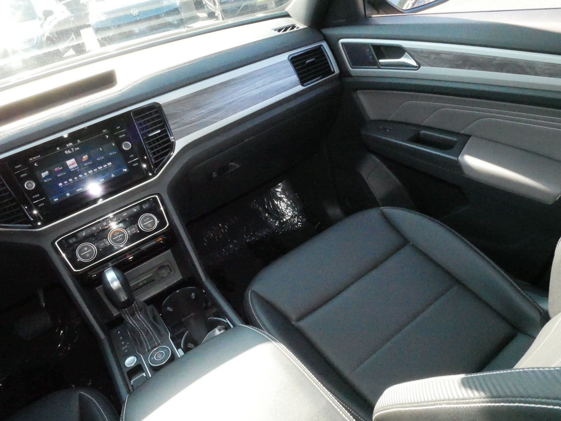Certified 2023 Volkswagen Atlas Cross Sport SE w/ Panoramic Sunroof Package AWD/4WD image 12