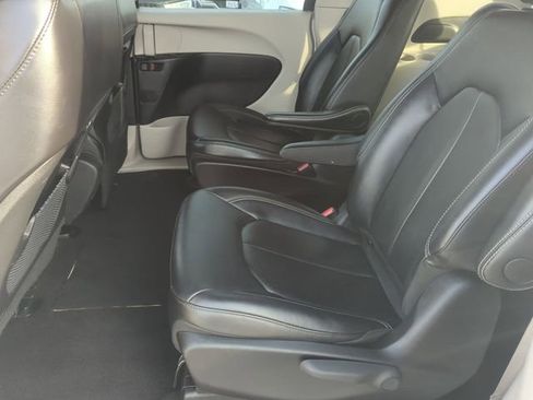 Used 2024 Chrysler Pacifica Select image 22