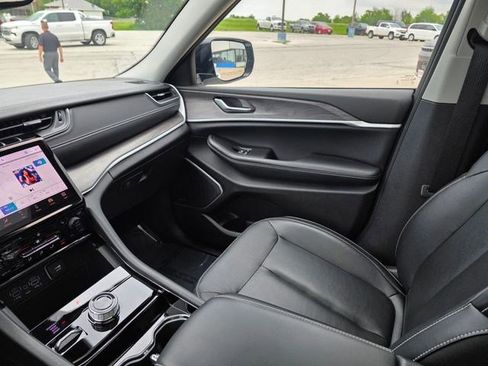 Certified 2023 Jeep Grand Cherokee Limited w/ Black Appearance Package AWD/4WD image 38