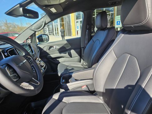 New 2026 Chrysler Pacifica Select image 7