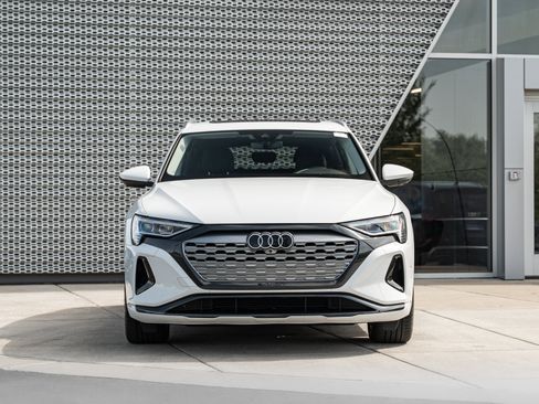 Certified 2024 Audi Q8 e-tron Premium Plus w/ Premium Plus Package AWD/4WD image 34