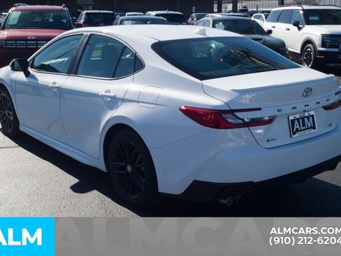 Used 2025 Toyota Camry SE image 10