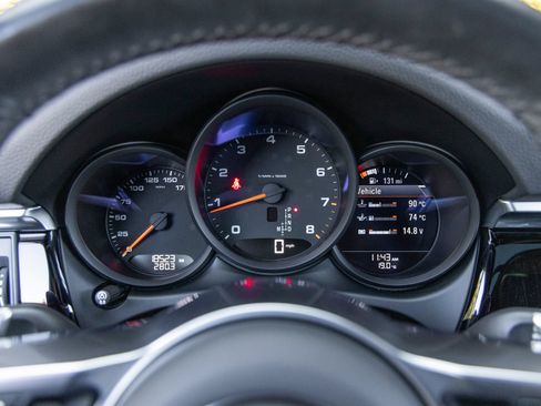Certified 2021 Porsche Macan AWD/4WD image 37