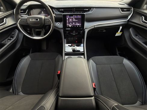 New 2025 Jeep Grand Cherokee L Altitude image 10