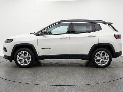 Used 2025 Jeep Compass Latitude AWD/4WD image 7