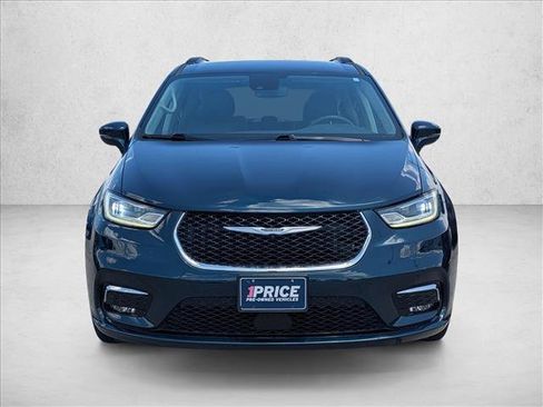 Used 2022 Chrysler Pacifica Touring-L AWD/4WD image 2