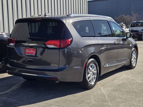 Used 2020 Chrysler Pacifica Touring-L image 9