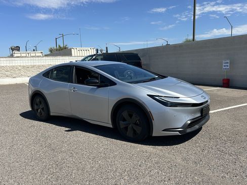 Used 2025 Toyota Prius LE FWD image 7
