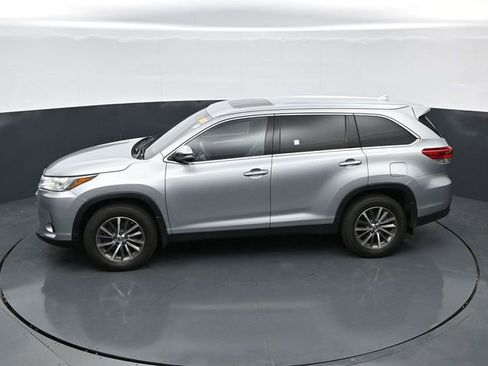 Used 2019 Toyota Highlander XLE AWD/4WD image 32