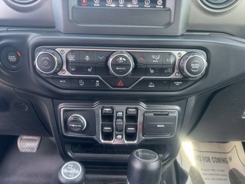 Used 2022 Jeep Gladiator Sport AWD/4WD image 17
