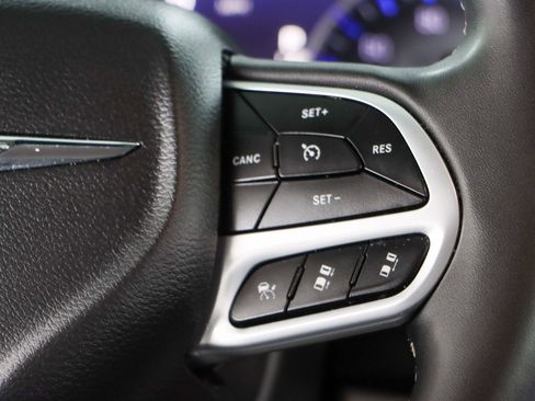 Used 2023 Chrysler Pacifica Touring-L image 14